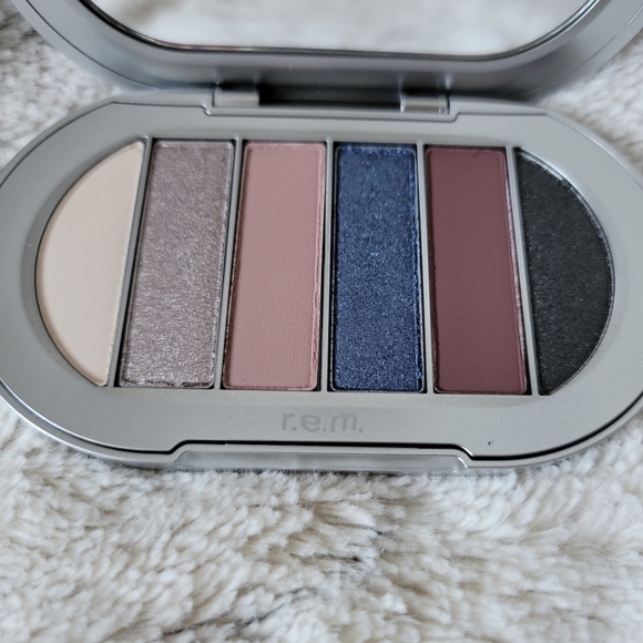 Midnight Snack - Midnight Shadows Eyeshadow Palette R.E.M. Beauty Ariana Grande - Picture 3 of 16